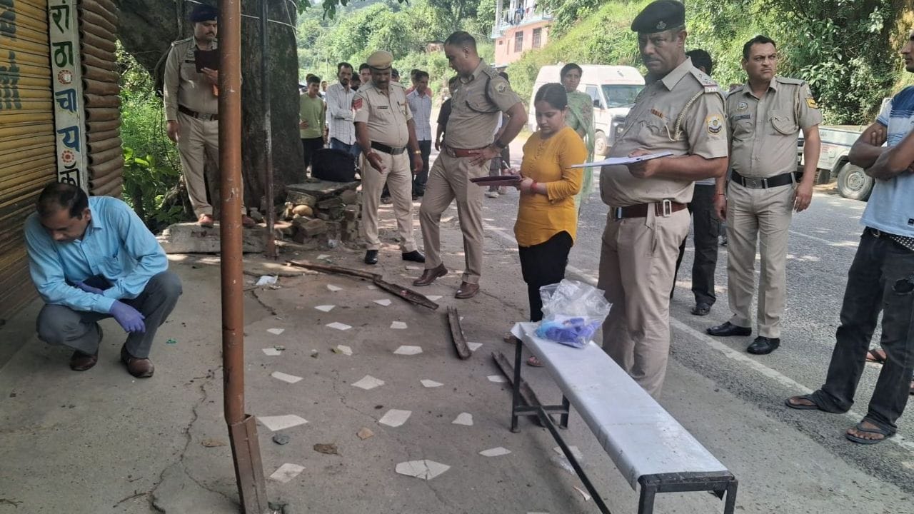 साक्ष्य जुटाते पुलिस की टीम।