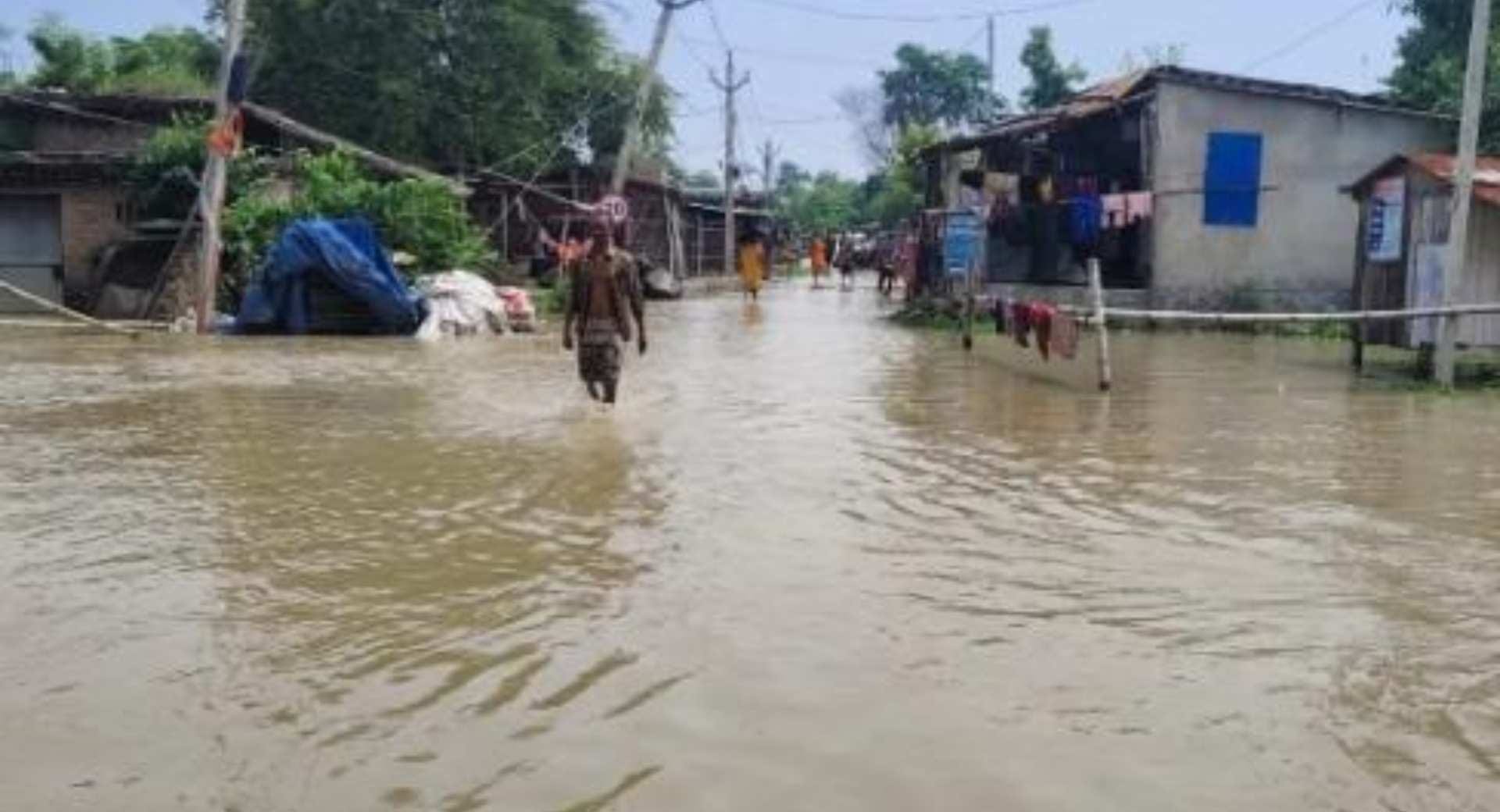 सिमरिया में श्मशान जाने वाली सड़क डूबी