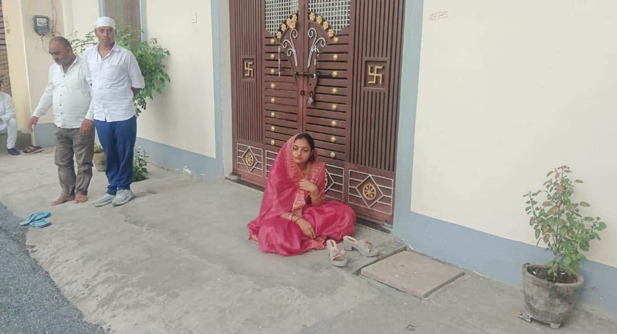 kaimur mohania newlywed nidhi singh protest in laws house alok kumar singh dowry dispute bihar news