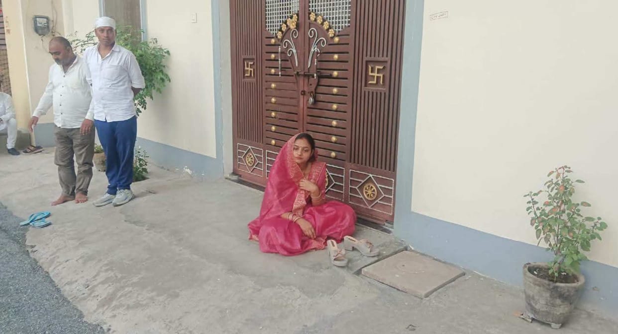 kaimur mohania newlywed nidhi singh protest in laws house alok kumar singh dowry dispute bihar news