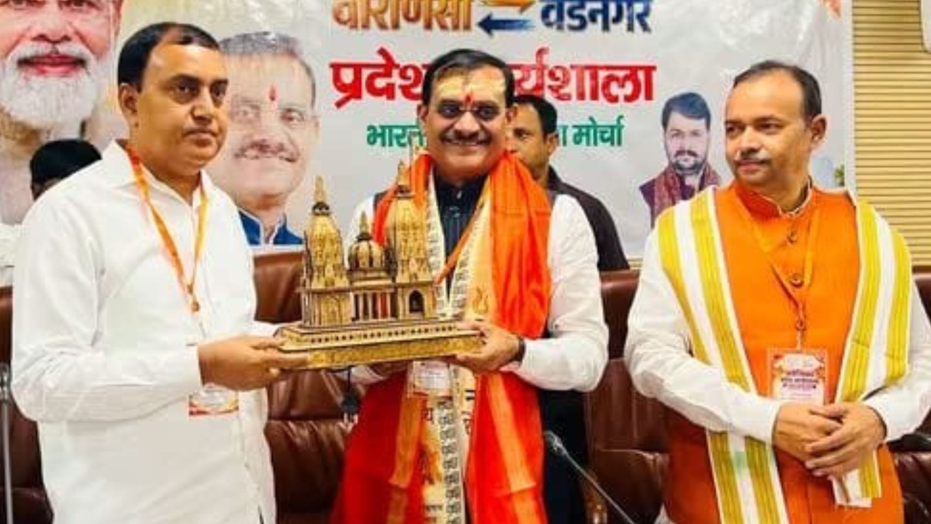 सांसद वीडी शर्मा को सम्मानित करते अशोक चौरसिया।