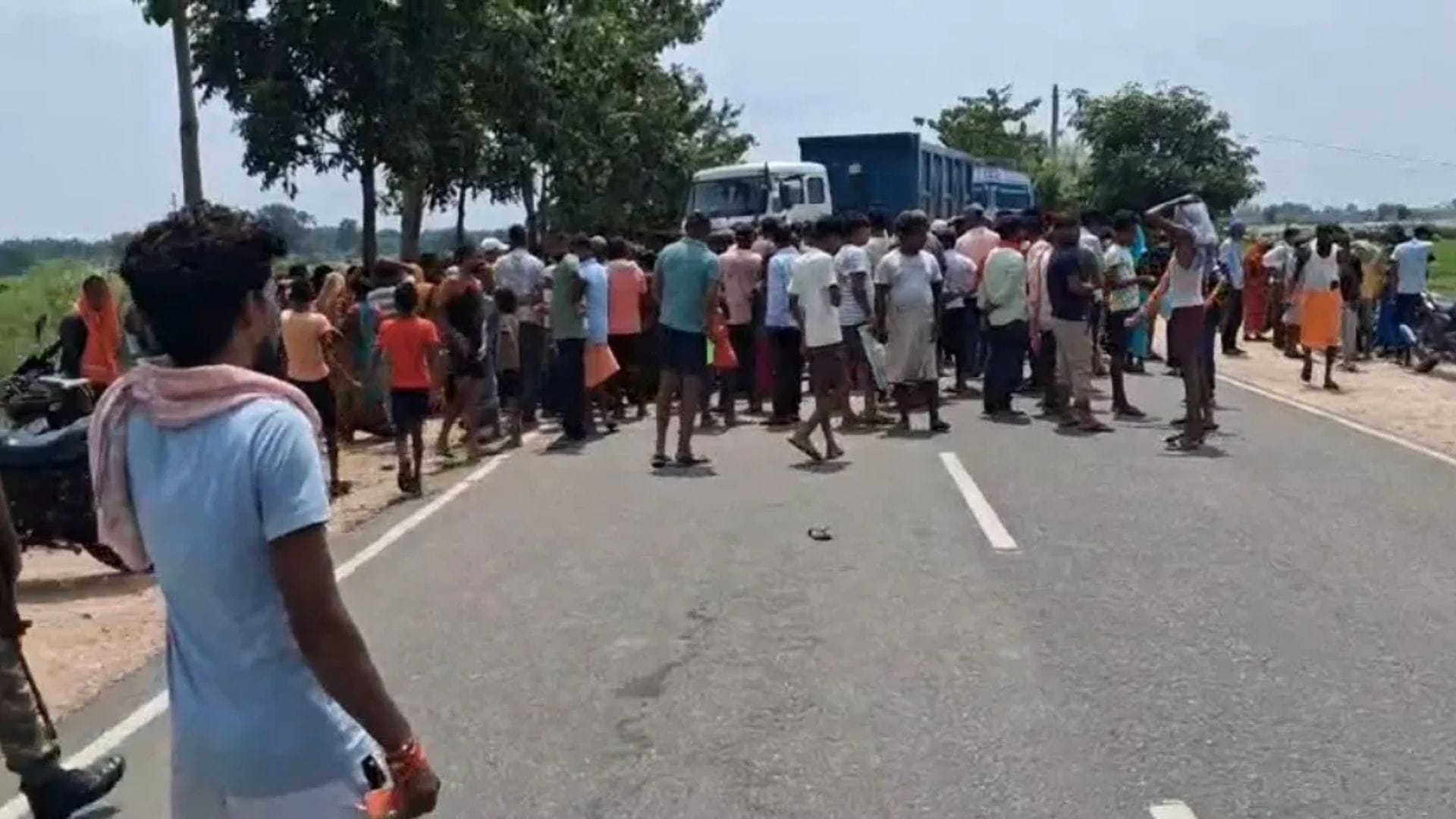 सड़क जाम करते आक्रोशित लोग