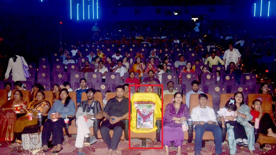 Seat number 9 vacant in Cinema hall