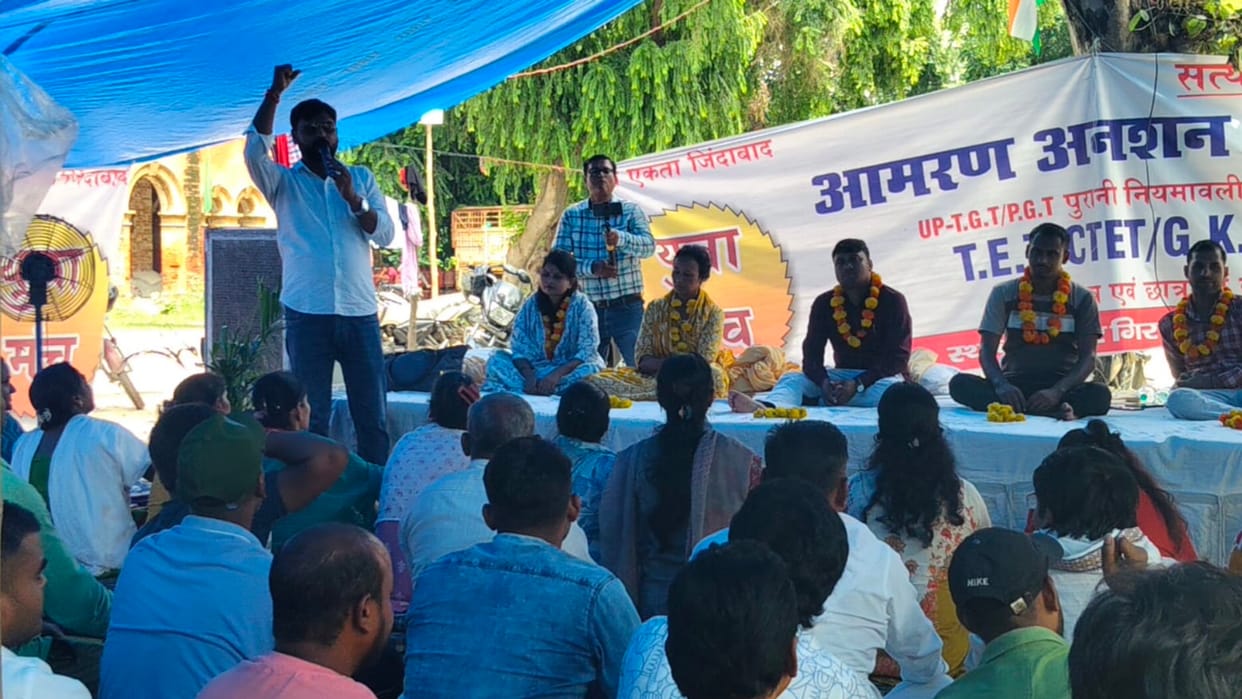 Hunger strike demanding TGT-PGT recruitment based on the old rules and pattern continues for the third day.