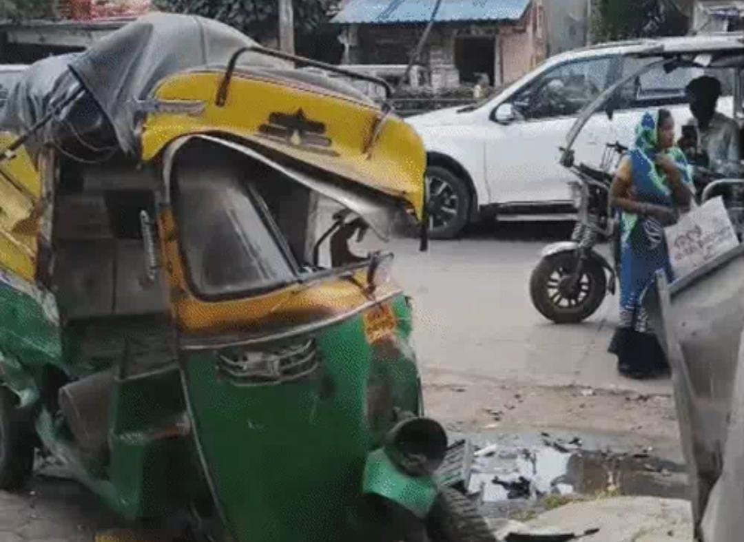 तेज रफ्तार कार ने तीन वाहनों को मारी टक्कर