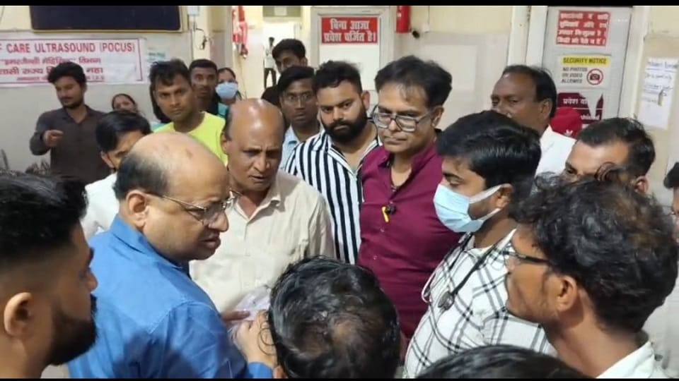 Attendants created ruckus at Firozabad Trauma Center after finding bloodstains on bedsheet