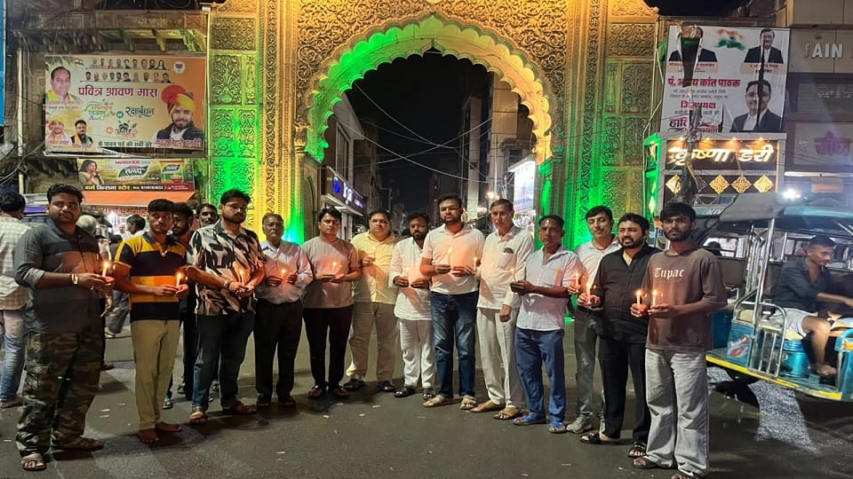 दिल्ली हादसे के मृतकों को होली गेट पर श्रद्धांजलि देते कांग्रेसी