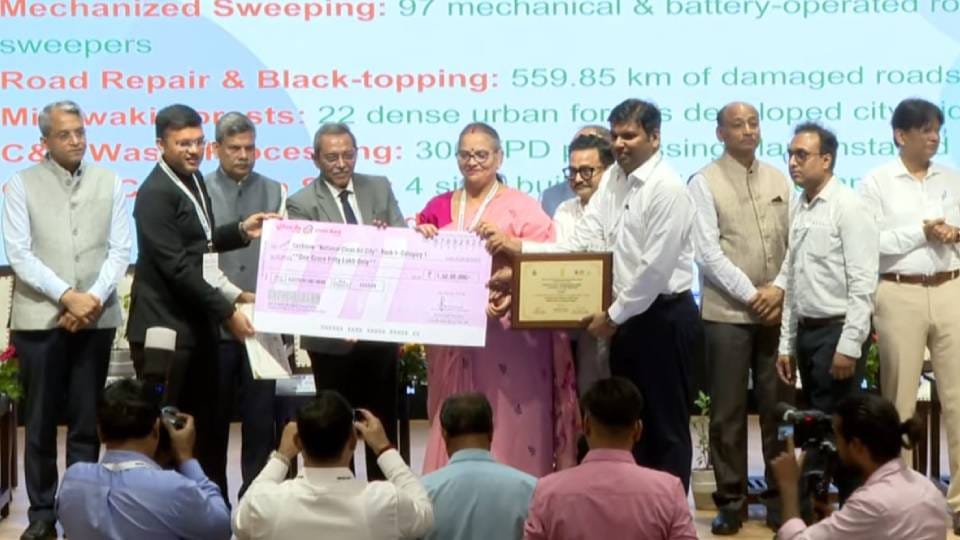 दिल्ली में वायु गुणवत्ता सुधार रैंकिंग का पुरस्कार लेती महापौर सुषमा खर्कवाल