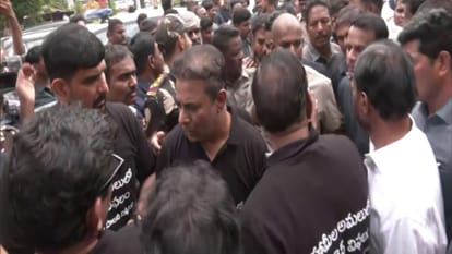 विधानसभा के बाहर करते केटीआर