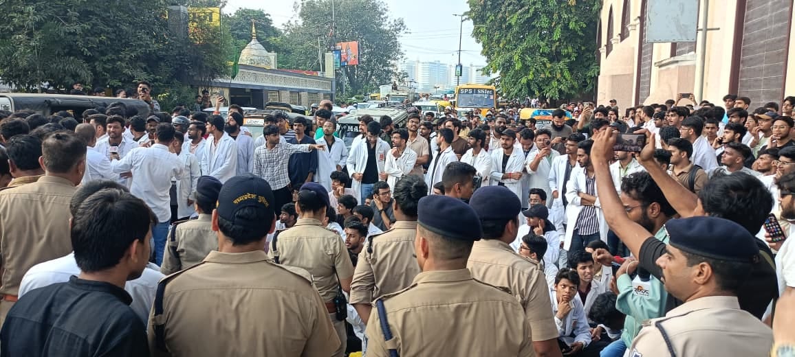 Intern doctors sat on the road all night; boycott of OPD and OT services at Hamidia today over demand for stip