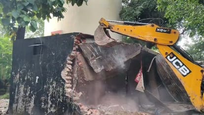 दुकानों पर चला बुलडोजर
