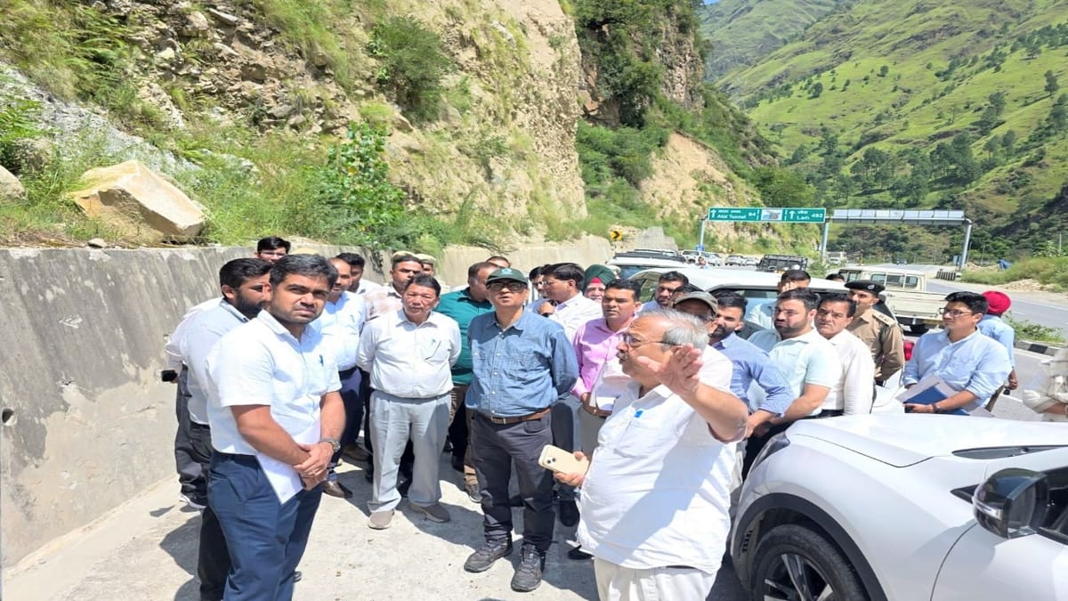 मंडी: दरकती पहाड़ियों को सुरक्षित करने के काम में तेजी के निर्देश, सीईसी ने किया प्रभावित क्षेत्रों का निरीक्षण