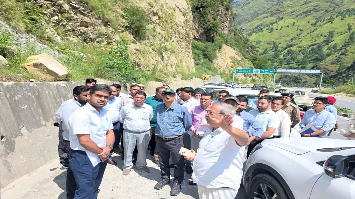 Mandi: Instructions issued to expedite work on securing crumbling hillsides; CEC inspects affected areas.