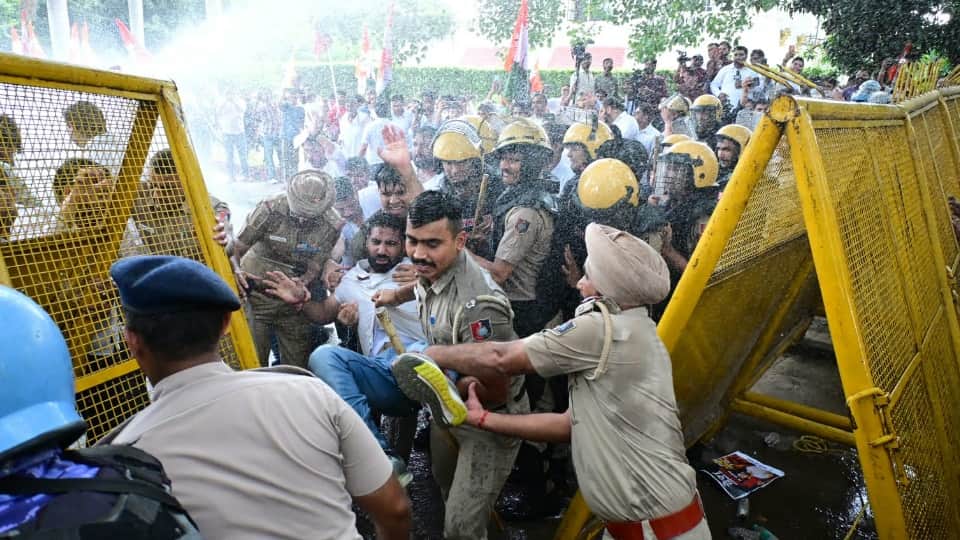 Haryana Youth Congress protest in Chandigarh Marched towards CM's residence water cannons