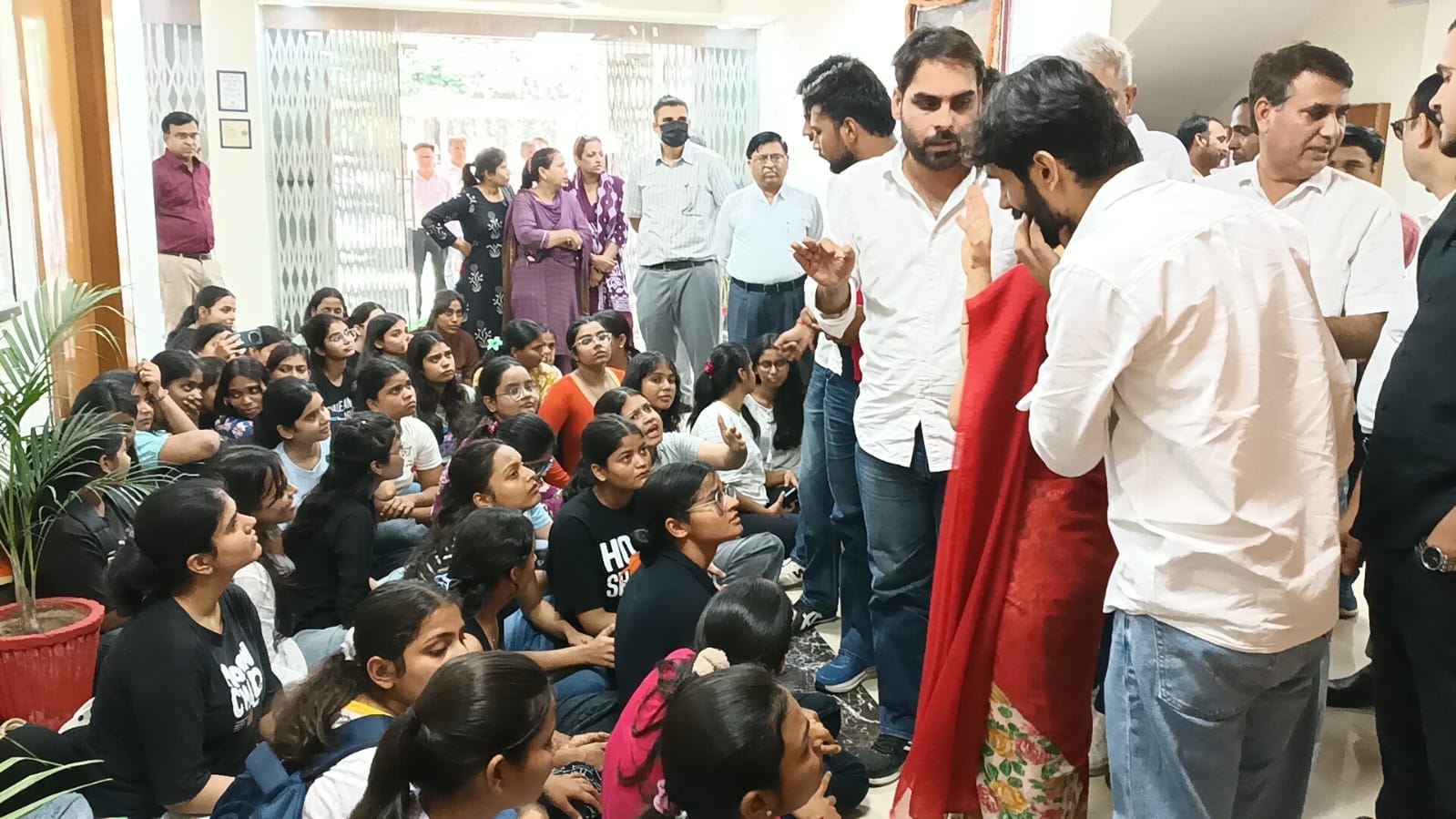 छात्राओं का कुलपति कार्यालय पर धरना
