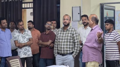 प्रेस क्लब में बनी लाइब्रेरी का अवलोकन करते कलेक्टर