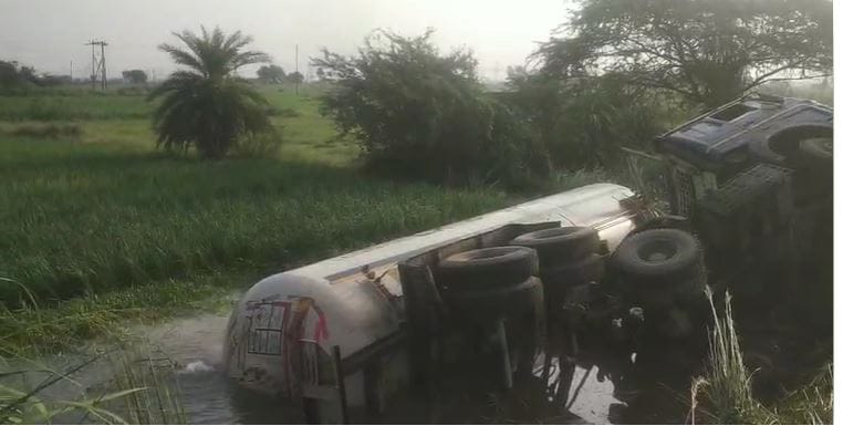 LPG Tanker Overturns in Mainpuri Gas Leak Forces Road Closure; Funeral Halted Nearby