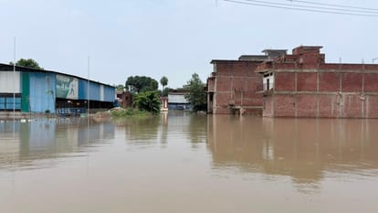 बाढ़ से घिरे मकान