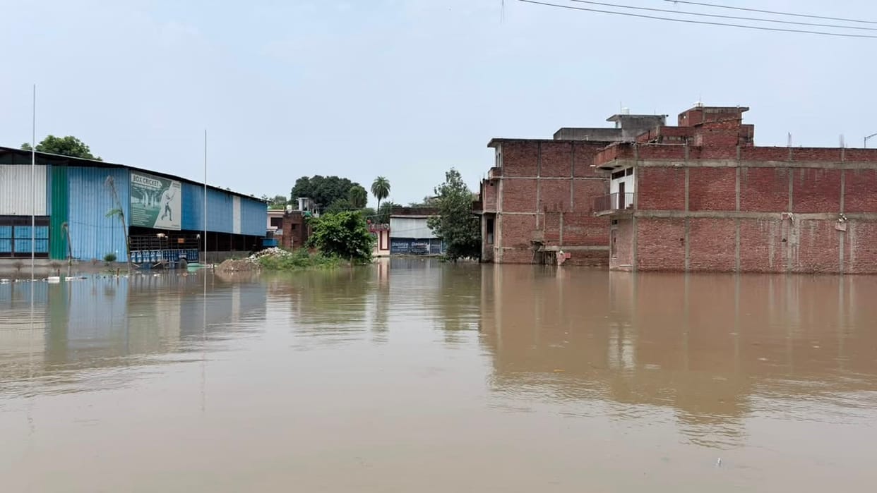Khannaut River flood water enters homes NDRF moves 60 people to relief camps in Shahjahanpur