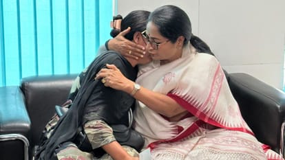 cm Rekha visited AIIMS to inquire condition of those injured in Satya Niketan incident and assured of all