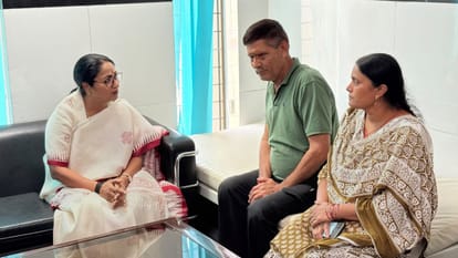 cm Rekha visited AIIMS to inquire condition of those injured in Satya Niketan incident and assured of all
