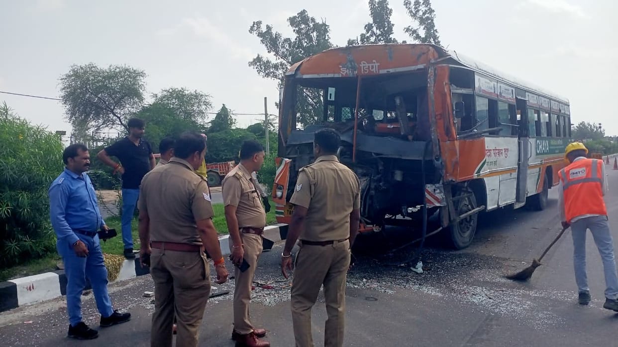 Jhansi Depot Roadways Bus Crashes Into Container Near Ata Police Station, Eight Injured
