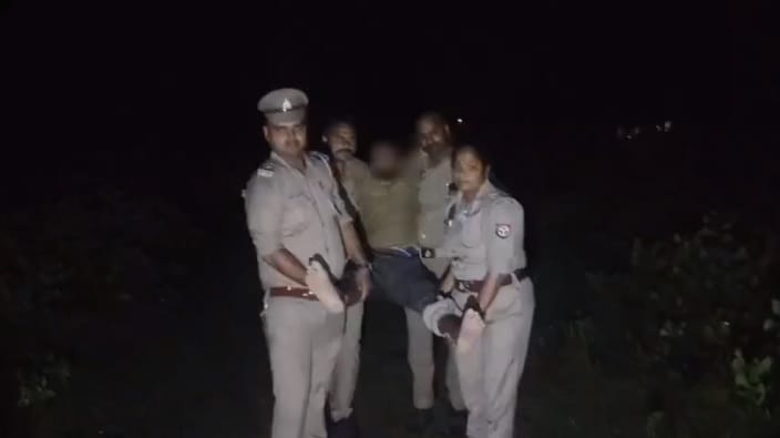 Fatehpur Encounter between police and criminals gangster carrying  reward of 1 lakh arrested with his brother