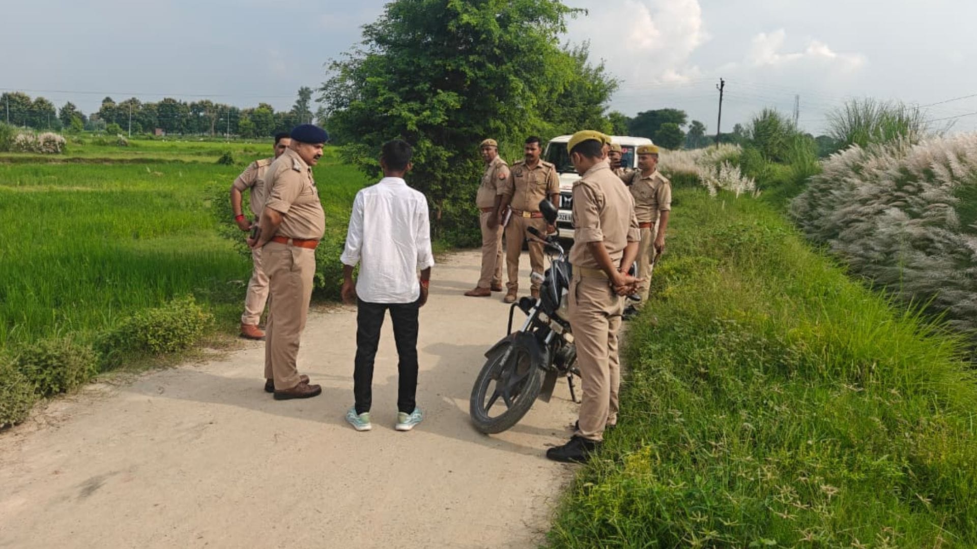 मौके पर छानबीन करती पुलिस