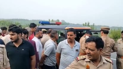 मौके पर मौजूद लोग व पुलिस