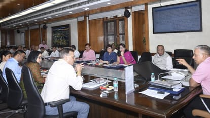 UP Big News hike in honorarium for contractual workers; Akhilesh takes a dig at a CO's moustache;
