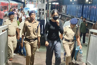 समस्तीपुर जंक्शन पर गिरफ्तार नेहा झा।