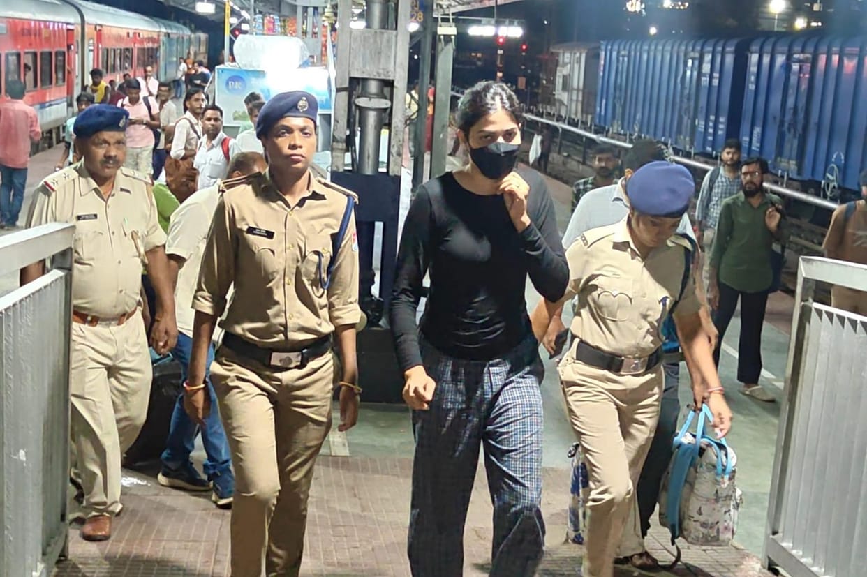 samastipur ac first class liquor smuggling neha jha 75 litres branded liquor rpf cib