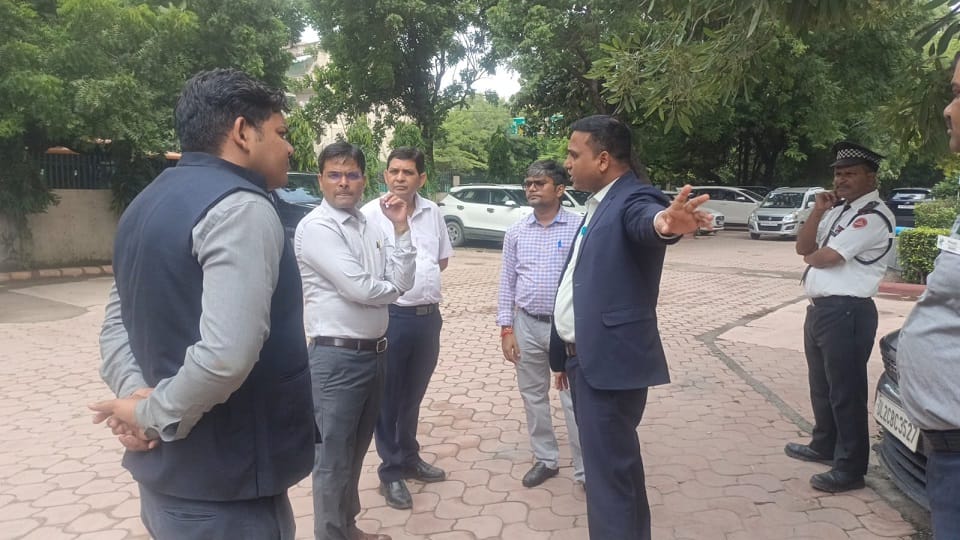 पार्किंग की जमोन पर कब्जा करने पर होटल प्रबंधन से बात करते निगम अधिकारी।