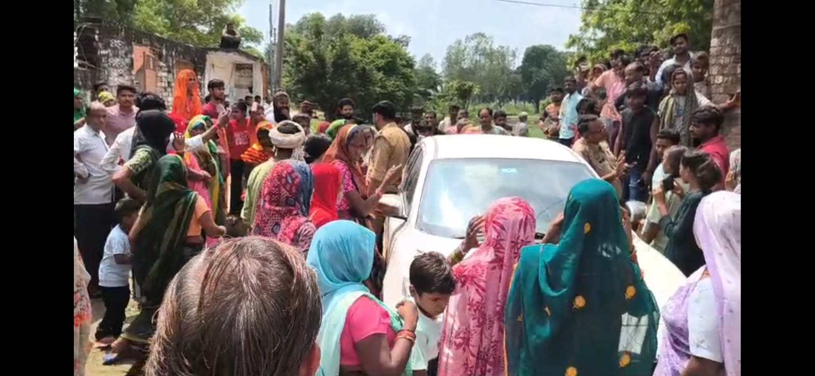 Police Face Women’s Protest While Rescuing Lover Held Hostage for 30 Hours in Saadh