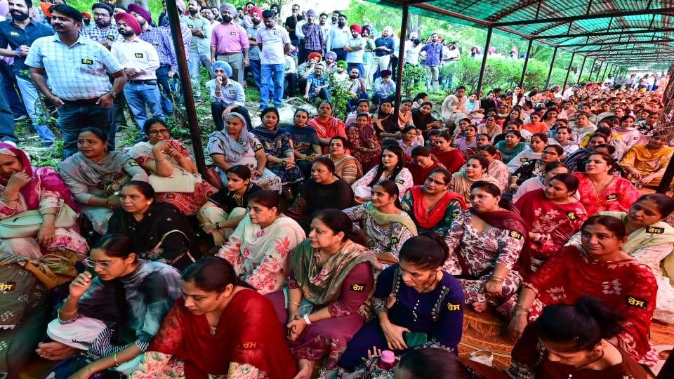 प्रदर्शन करते कर्मचारी