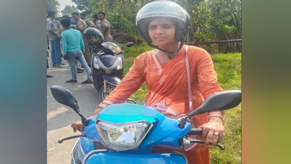 Shamli: Three masked miscreants knocked a female teacher off her moving scooter by striking her with a stick,