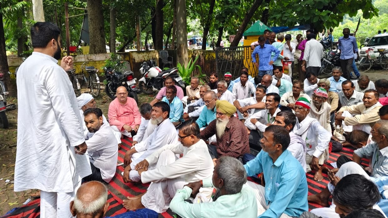 Sugarcane workers staged a protest demanded payment of outstanding dues in pilibhit