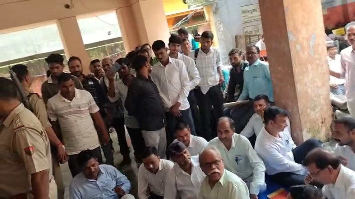 Dispute between SDM Sadar and lawyers at the Tehsil in Shahjahanpur