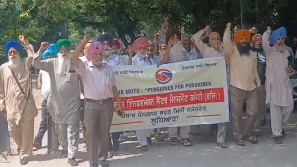 पंजाब में कर्मचारियों का हल्ला बोल:बकाया डीए और पुरानी पेंशन बहाली के लिए भूख हड़ताल, दफ्तर खाली; लोग परेशान – Hunger Strike Protest Today For Outstanding Da And Old Pension Scheme Employees Punjab