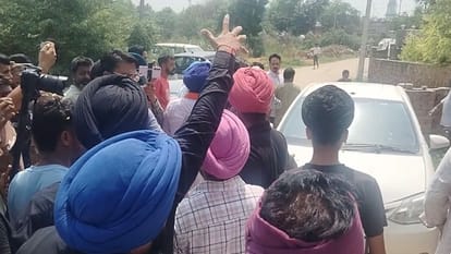 आप नेता की गाड़ी को घेरते ग्रामीण