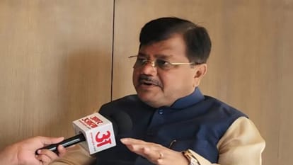 महाराष्ट्र के कैबिनेट मंत्री प्रवीण दरकरे