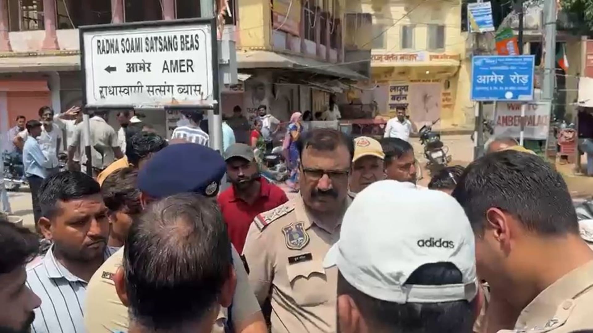 गाइड की मौत के बाद मौके पर मौजूद पुलिस