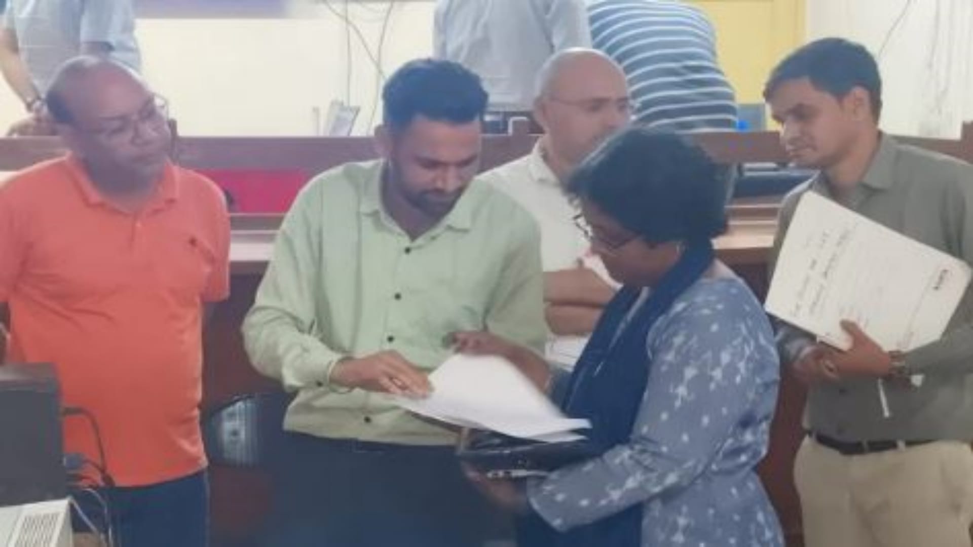 चुनाव तैयारियों का जायजा लेतीं पर्यवेक्षक