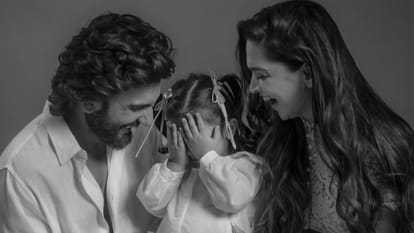 deepika padukone flaunts baby bump in Pregnancy Photoshoot with husband Ranveer Singh on daughter dua birthday