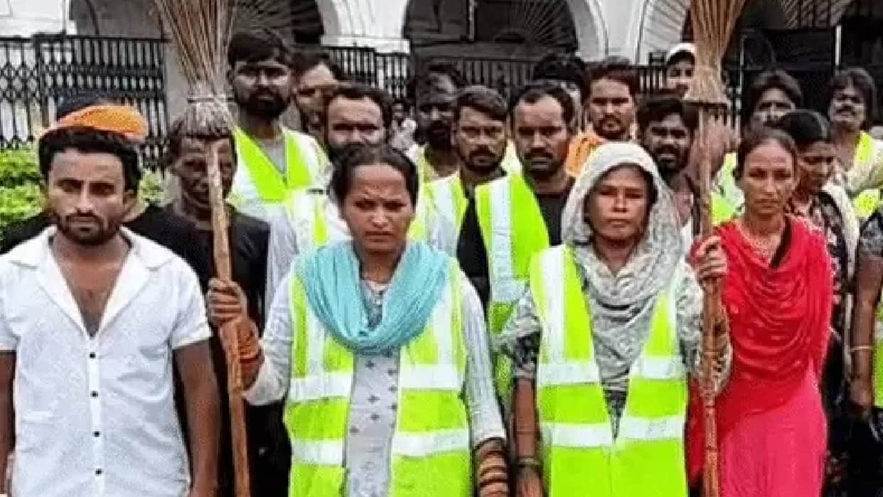 Lucknow: Sanitation workers protested at the Municipal Corporation headquarters, stating that while their arri