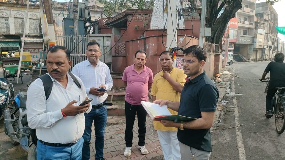 Two Sanitation Workers Face Dismissal After Being Absent for a Month, Four Salaries Cut