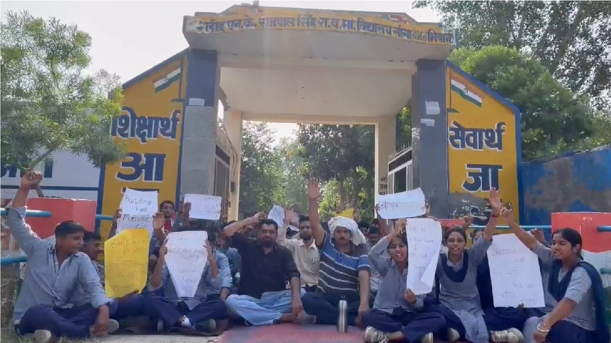 Students staged a protest at the gate of the government school in Sanga of Bhiwani