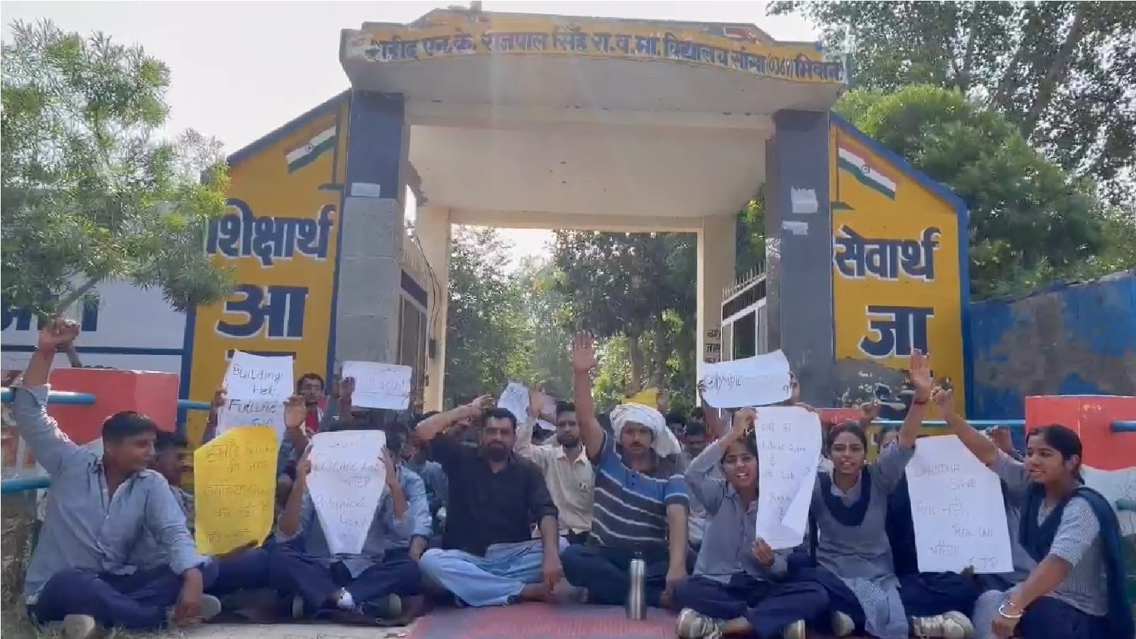 सीजेपी कार्यकर्ता विद्यार्थियों के साथ धरना पर बैठे