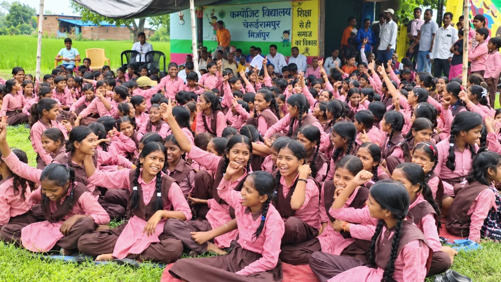 स्कूल के गेट पर धरना देते बच्चे।