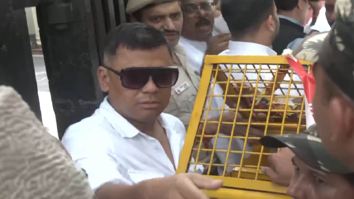 Several Congress leaders arrived at Sansad Marg police station demanding an FIR